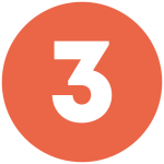 Die Zahl 3 in einem orangefarbenen Kreis.