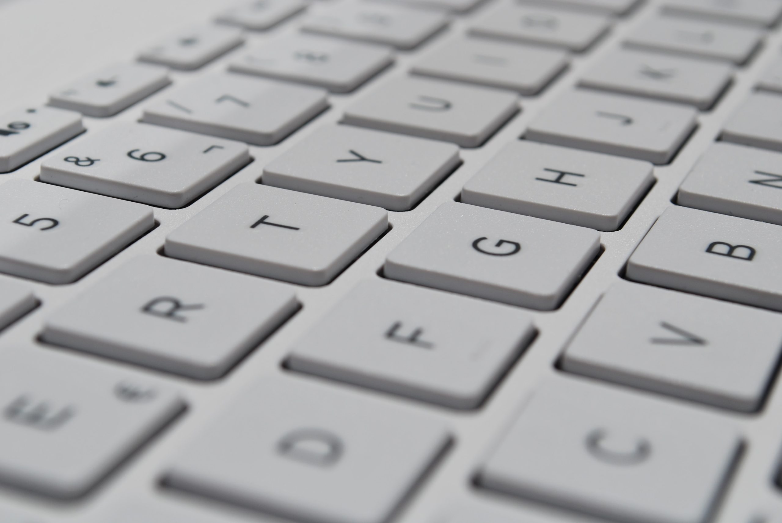 Eine Nahaufnahme einer weißen Tastatur für ein Startup.