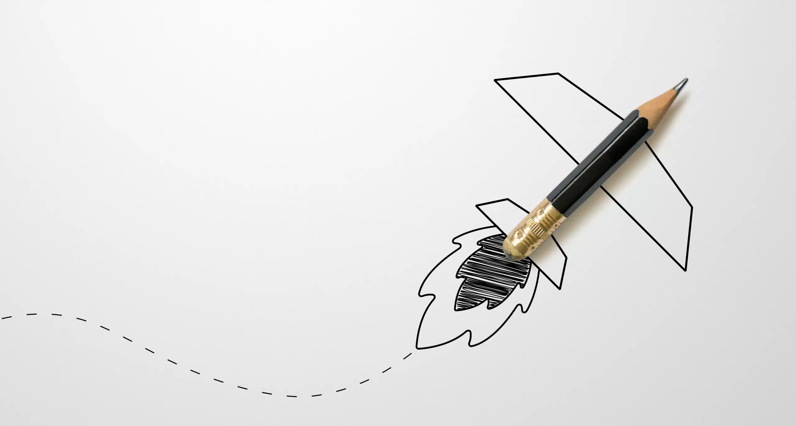 Ein Bleistift formt eine Raketenzeichnung, die die Unternehmensgründung symbolisiert, mit einer skizzierten Flamme und einer gestrichelten Linie, die auf weißem Papier nachläuft.
