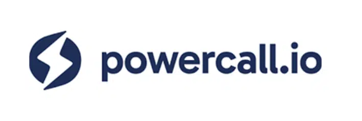 Ein dunkelblaues Blitz-Logo und „powercall.io“ in Kleinbuchstaben, dunkelblauer Text auf weißem Hintergrund – ein markanter Auftritt, der für wirkungsvolle Anrufe und echte Erfolgsbeispiele steht.